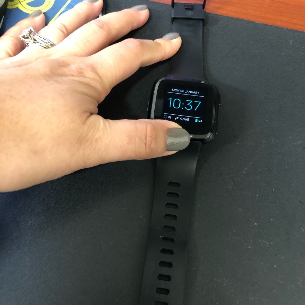 Fitbit Versa - Picture 2 of 3